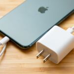 Apple está proibida de vender iPhone sem carregador no Brasil e leva multa