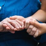 1º exame de sangue que detecta Alzheimer chega ao Brasil Idosa e jovem