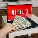 Netflix vai cobrar taxa extra pra quem compartilhar senha! netflix taxa extra para subcontas