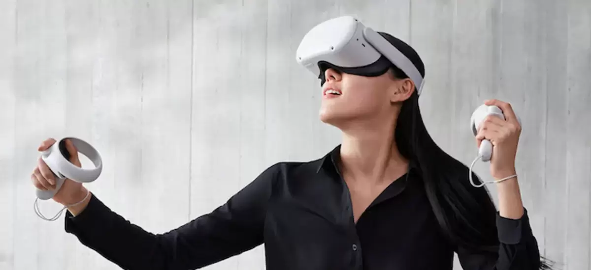 Mulher com Oculus Quest 2
