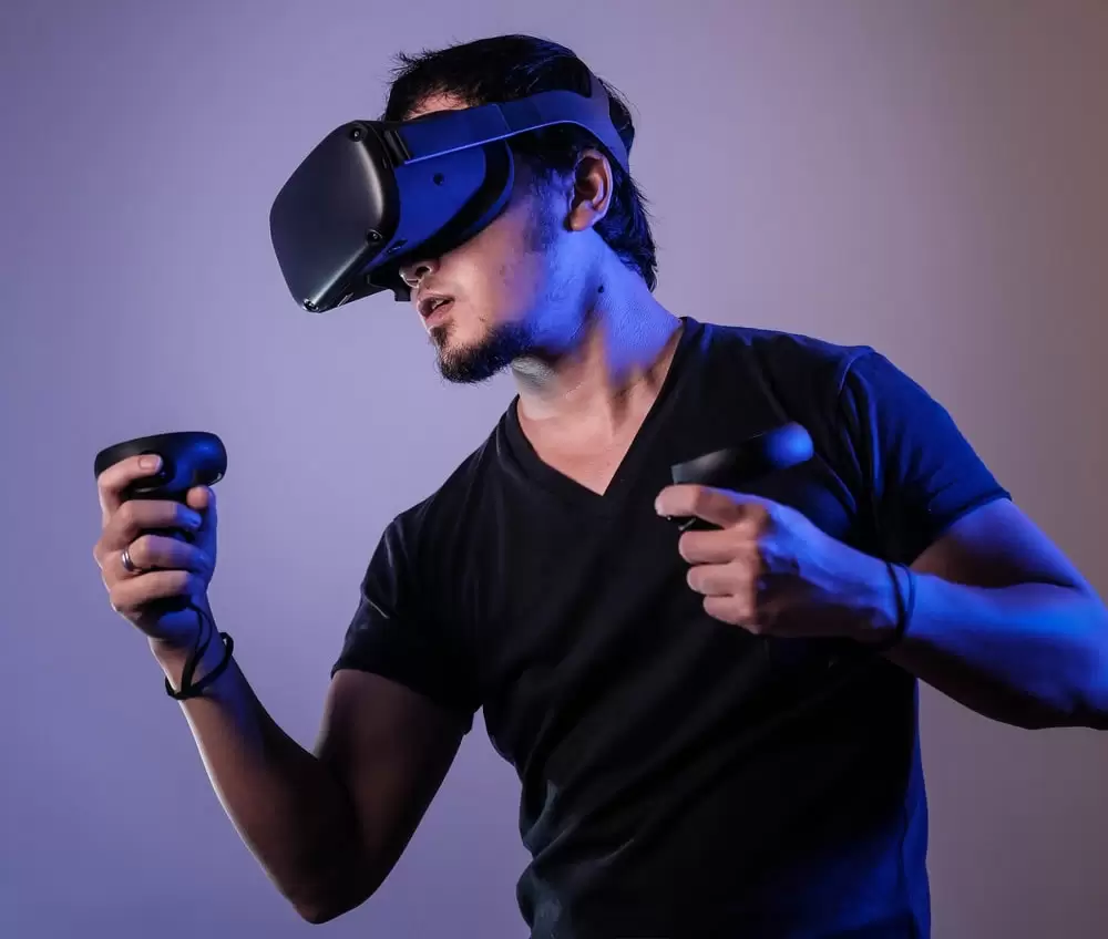 Homem com Oculus Rift