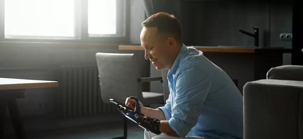 Prótese robótica realista com sensibilidade