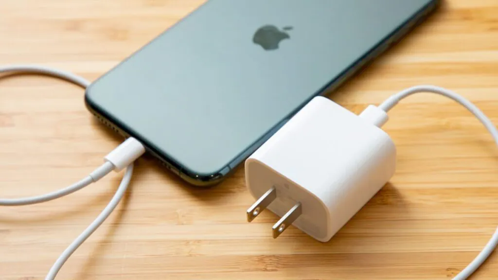 Apple proibida de vende iPhone sem carregador