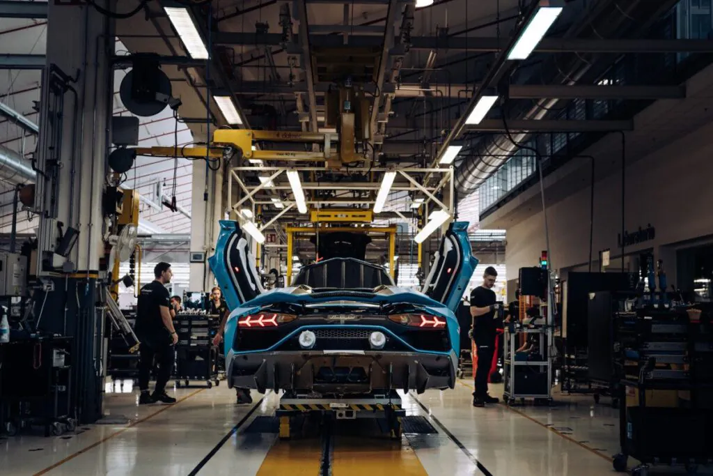 construção do último Lamborghini Aventador