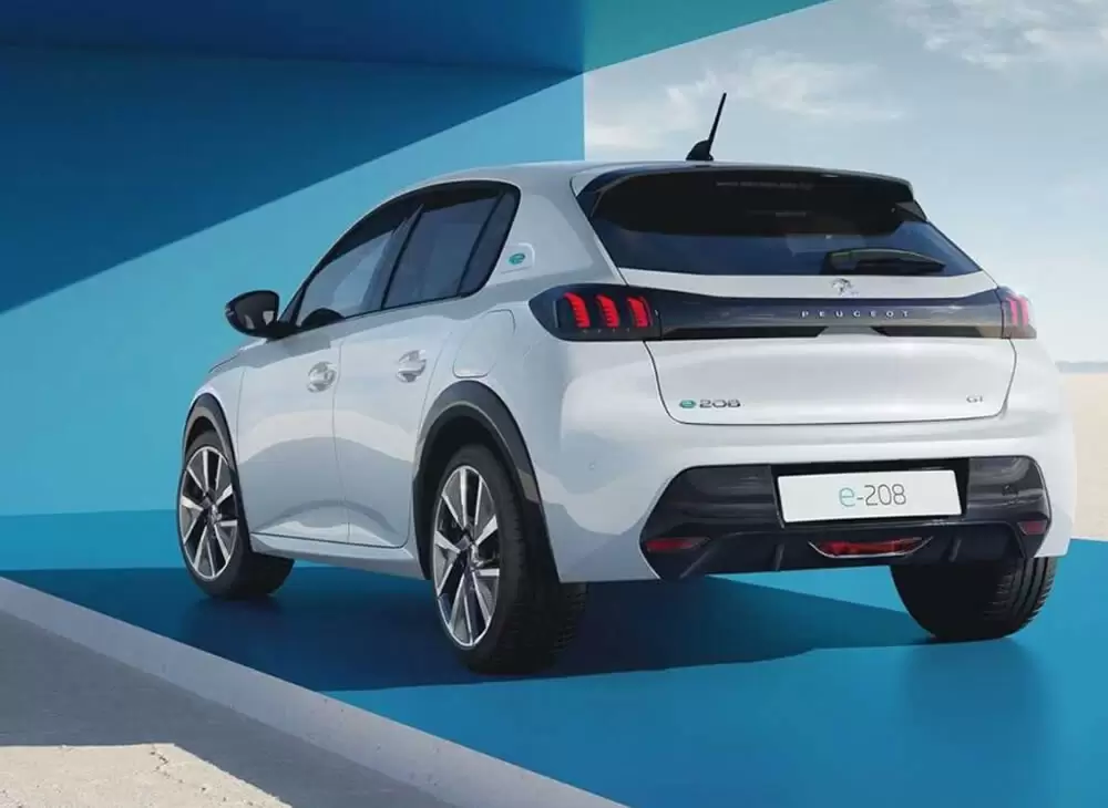 Peugeot e-208-GT 2023 traseira