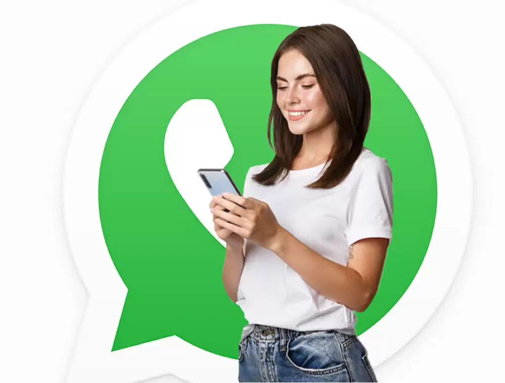 Garota usando WhatsApp no celular