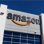 Amazon irá demitir 9 mil funcionários de vários setores Prédio da Amazon