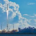 SpaceX lança 22 satélites Starlink V2 Mini e foguete pousa no mar. Assista SpaceX-Falcon-9-levando-22-satelites-Starlink-V2-Mini