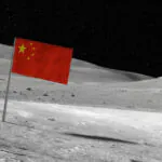 China planeja levar astronautas para a Lua pela 1ª vez até 2030 Bandeira-da-China-na-Lua.-Imagem.-iStock