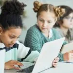 Unesco orienta sobre uso da inteligência artificial nas escolas e pede que governos criem regras Criancas-usando-notebook-freepik