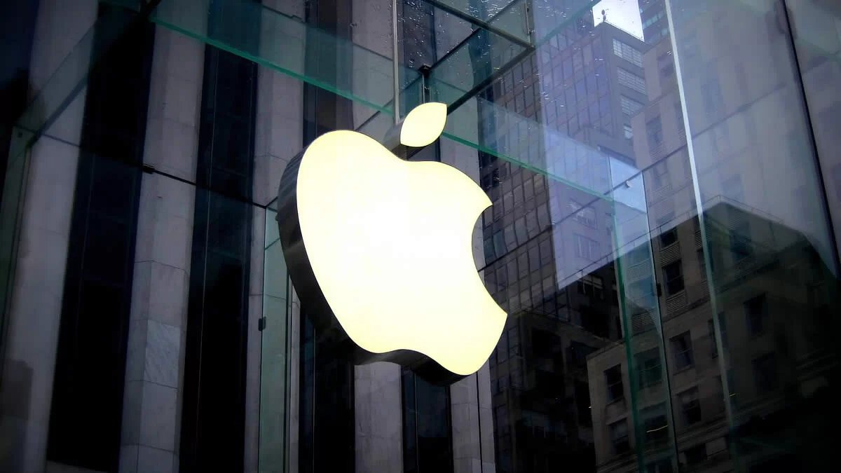 logo da Apple em prédio